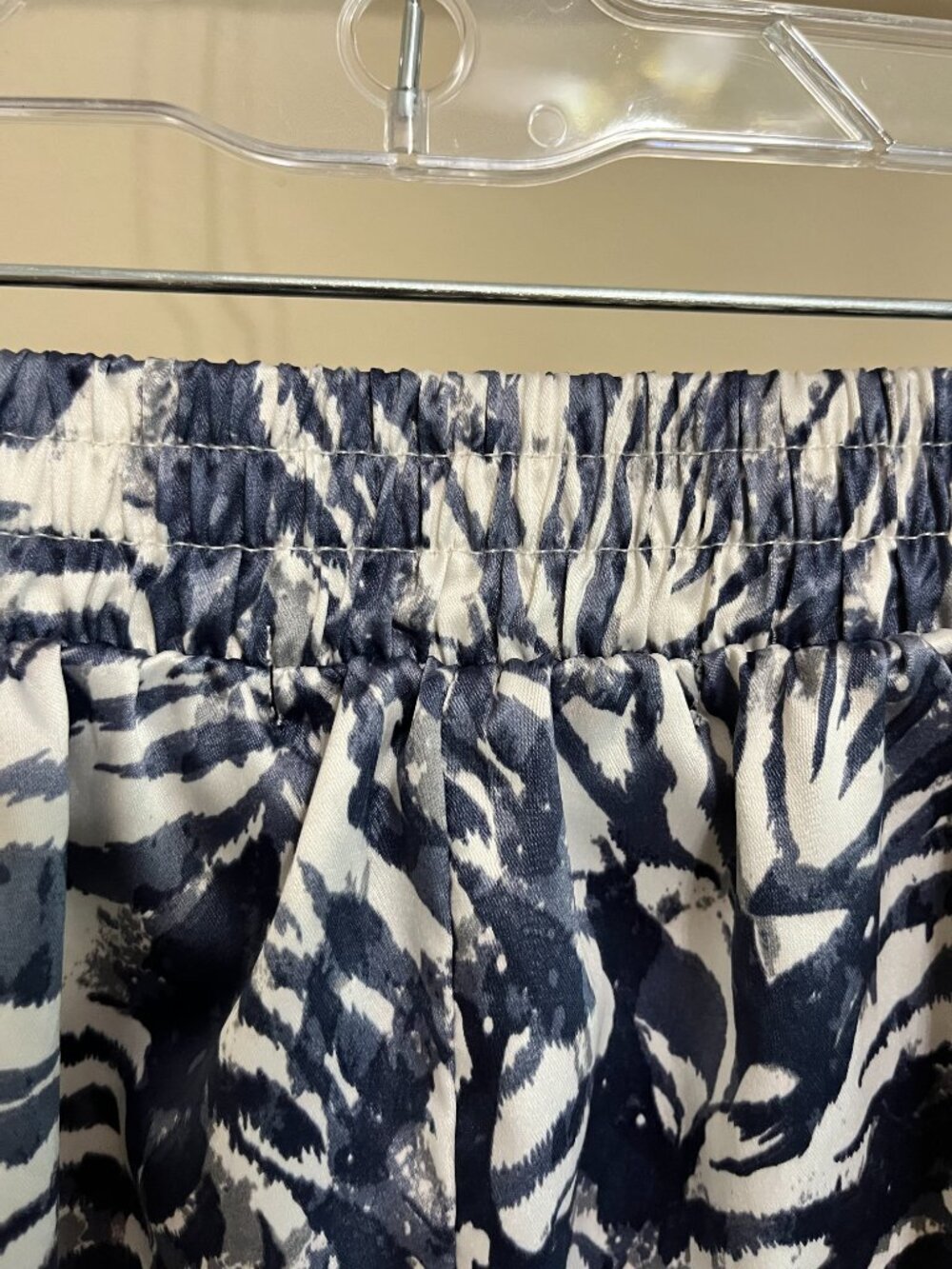 BCBGMAXAZRIA Shorts Resortwear Quiet Luxury Satin Feel XL - Picture 10 of 10